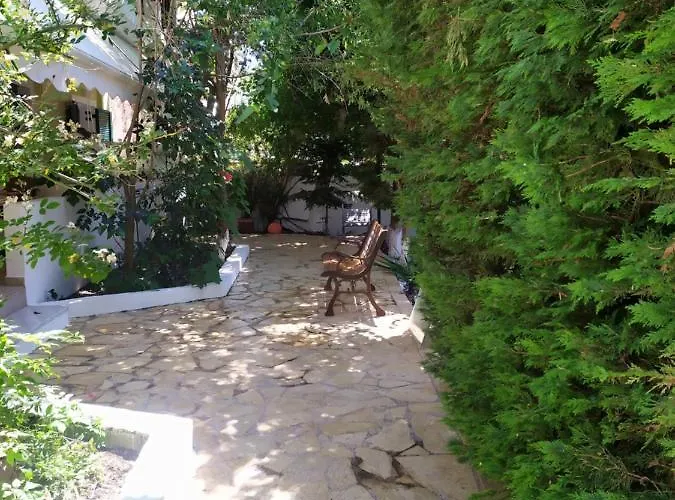 雷尼亚公寓式酒店 2* Kalamítsi